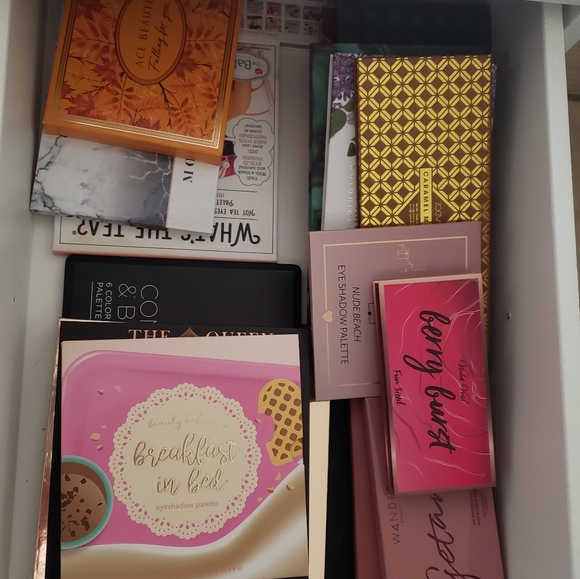 MAKEUP MYSTERY BOXES ! - Picture 4 of 7